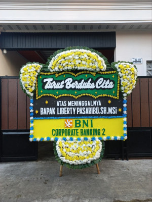 Papan Bunga Duka di Patung