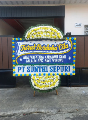 Papan Bunga Duka di Patung