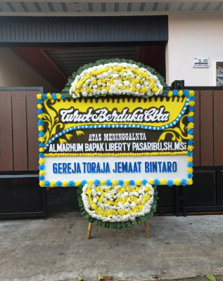Papan Bunga Duka di Patung