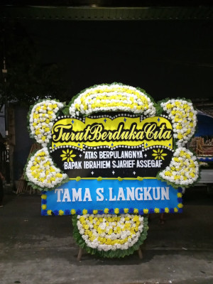 Papan Bunga Duka di Patung