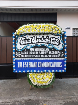 Papan Bunga Duka di Patung